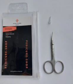 Nagelriemschaartje - Gebogen - Spits Punt - Voor Het Fijn En Nauwkeurig Knippen Van De Nagelriemen En/of Sjablonen -Cosmetica Promotiewinkel 1043x1200 2