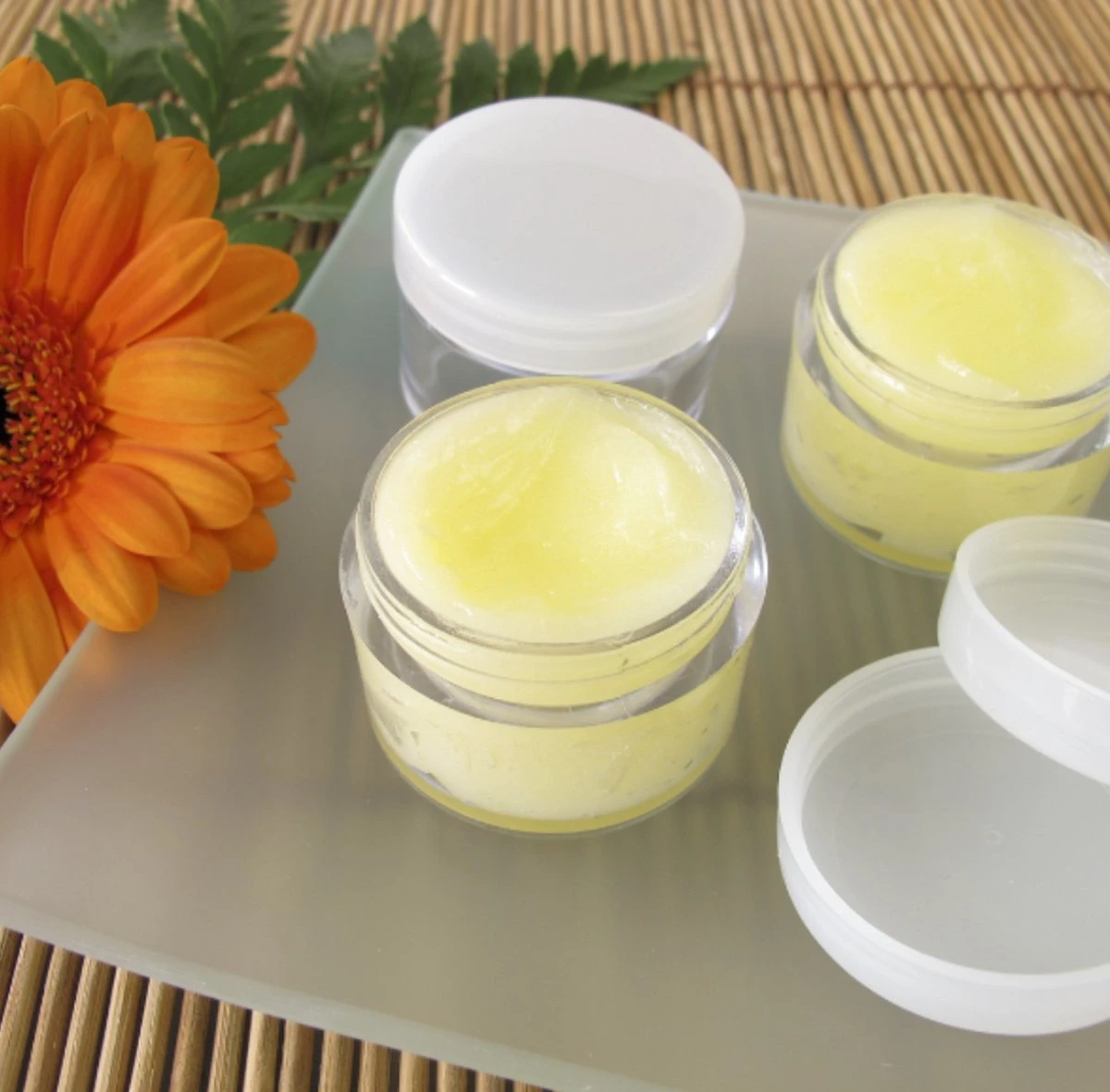 Stichting WietOliePuur - Lippenbalsem - CBD 10% - 5ml. 3 Stichting WietOliePuur - Lippenbalsem - CBD 10% - 5ml.