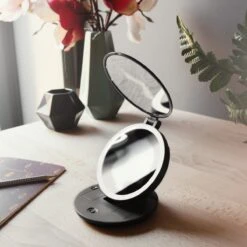 Navaris 1x/5x Vergrotende Make-up Spiegel - Compacte Opvouwbare Kap- En Reisspiegel - Led-verlichte Dubbelzijdige Make-upspiegel - Zwart 10 Navaris 1x/5x Vergrotende Make-up Spiegel - Compacte Opvouwbare Kap- En Reisspiegel - Led-verlichte Dubbelzijdige Make-upspiegel - Zwart -Cosmetica Promotiewinkel 1200x1200 477