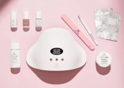 Alessandro Striplac Starterkit - Gelnagellak Set Met LED Lamp - Inclusief Kleurlak Roze - Gellak Starterspakket 9 Pcs 9 Alessandro Striplac Starterkit - Gelnagellak Set Met LED Lamp - Inclusief Kleurlak Roze - Gellak Starterspakket 9 Pcs -Cosmetica Promotiewinkel 1200x851 3