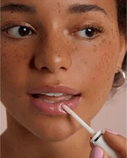 Labello Caring Lip Oil Dress Nude - 5.5 Ml -Cosmetica Promotiewinkel 962x1200