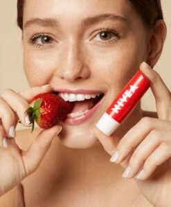 Nivea - Labello Strawberry Shine Lippenbalsem - 5,5 Ml Stick - Lipbalsem - Lipbalm - Lipverzorging - Verrijkt Met Shea Boter En Bio Jojoba Olie -Cosmetica Promotiewinkel 990x1200